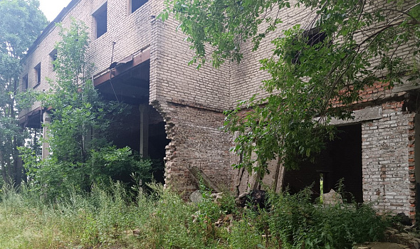 Здание завода по изготовлению травяной муки, д. Прудок