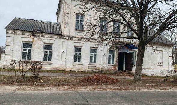 Здание бывшего КБО, г.п. Паричи, пл. Майская, 2