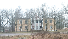 Двухэтажное кирпичное многофункциональное здание с сараем, неотапливаемой пристройкой