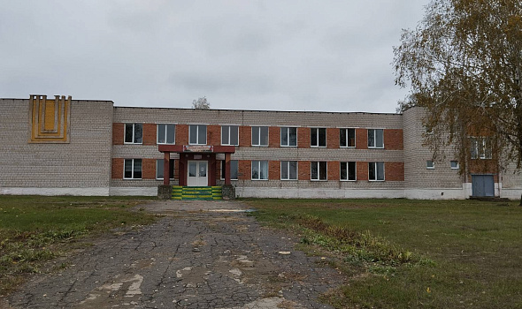Здание школы со складом, д. Струкачев, ул. Советская, 3