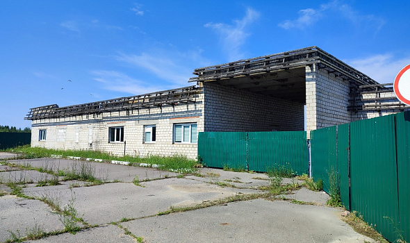Здание асфальтобетонного завода, вблизи аг. Колпень
