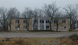 Двухэтажное кирпичное многофункциональное здание с сараем, неотопливаемой пристройкой