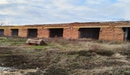 Здание гаражей, д. Красница