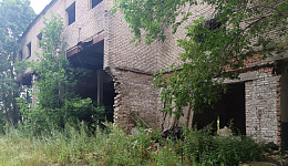 Здание завода по изготовлению травяной муки, д. Прудок