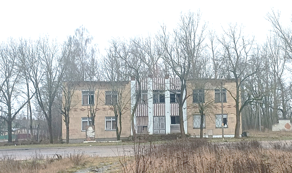 Двухэтажное кирпичное многофункциональное здание с сараем, неотапливаемой пристройкой